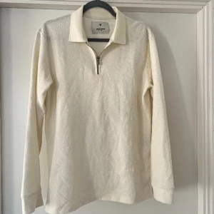vit halvzip tröja - köpt i augusti förra året men har aldrig använts. 