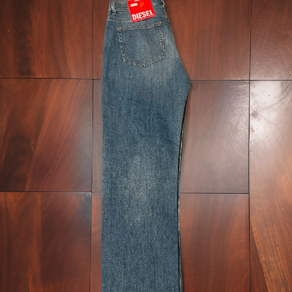 Tja, säljer dessa Diesel jeans som är helt nya. Storlek W30 - L32, skick 10/10. Modellen är 184 cm lång. Nypris ligger på 1499kr. . Jeans & Byxor.