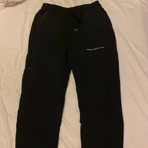 Dondup mjukisbyxor - Dondup mjukisbyxor köpta i Milano 190 cm på bilden, byxorna passar 175-185 cm