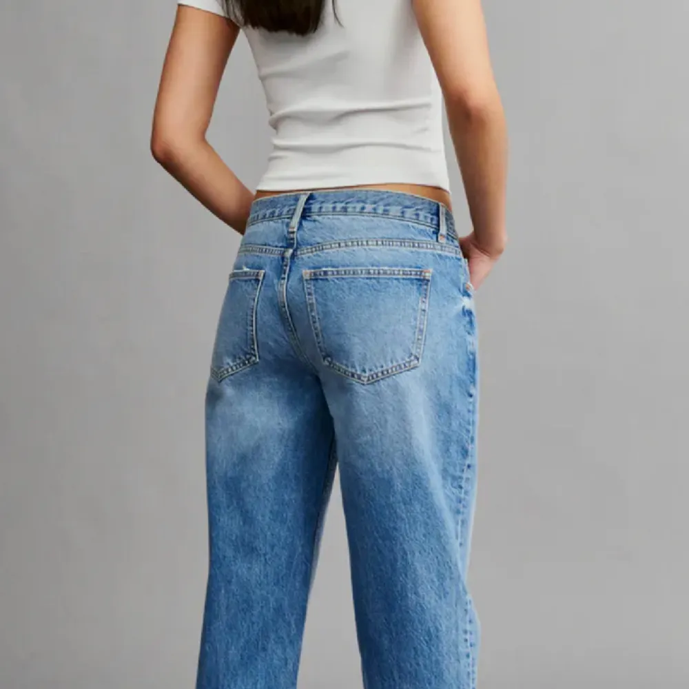 Säljer dessa lågmidjade raka jeans från ginatricot då de inte kommer till användning, superfint skick🤍Nypris: 499,95, mitt pris: 290kr. Jeans & Byxor.