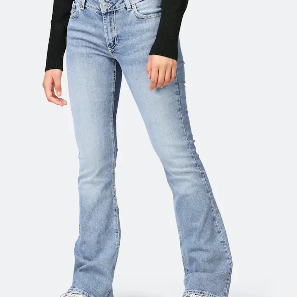 Snygga ljusblå low Rise jeans i storlek S. Säljer pga fel storlek, testat ungefär 2 gånger men annars är kvaliteten som nya och inga defekter. Nypris 600 men säljer för 400. Jeans & Byxor.