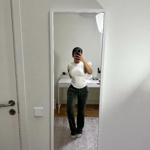 Juicy couture byxor  - Juicy byxor med fickor i färgen thyme. Storlek XS passar även S. Helt oanvänd, prislappen på! Priset går att diskutera. 