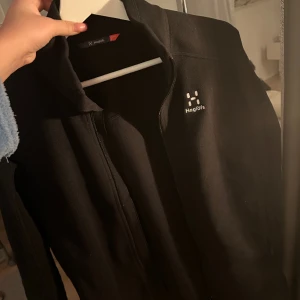 Haglöfs tröja - Haglöfs fleece tröja storlek S men passar perfekt på M personer, helt ny köptes förra veckan endast använt en gång, kan tänka mig gå ner till 600 vid snabb affär