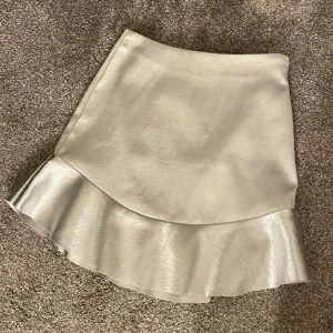 Silver kjol med dragkedja samt detaljerad. - Silver kjol med dragkedja samt detaljerad. Storlek S