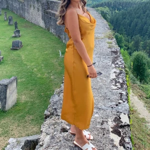 Sommarklänning - Fint skick. Gul/guldig färg. Storlek S/M. 100kr