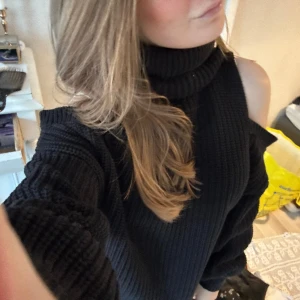 Off-shoulder stickad - Svart off-shoulder stickad tröja ifrån NA-KD! 