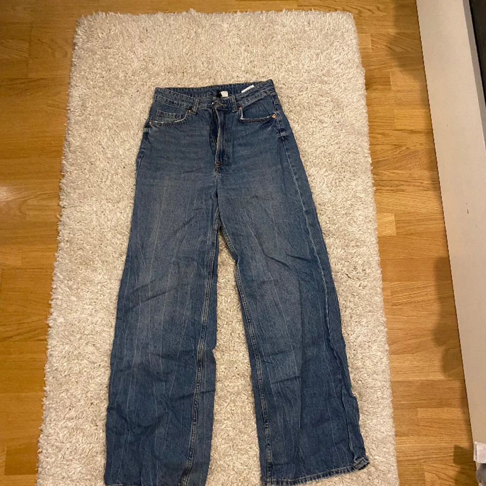 H&M jeans som inte används längre eller ej passar i storlek. Jeansen har inga fläckar/ trasiga partier eller är slitna. . Jeans & Byxor.
