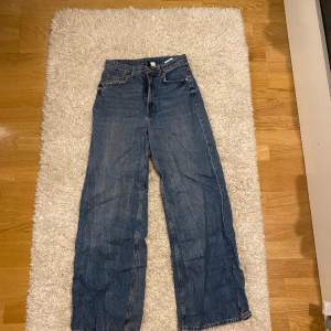 H&M jeans som inte används längre eller ej passar i storlek. Jeansen har inga fläckar/ trasiga partier eller är slitna. 