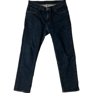 Jeans - Skick: 9/10, passformen är ”medium baggy” (beror på hur lång du är). Själva jeans materialet är tjockt dvs äkta. Skriv om du har frågor eller vill se fler bilder!