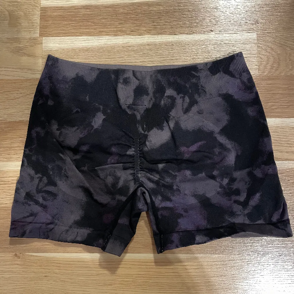 Nästan helt nya Darc Sport Katya Seamless Shorts i färgen Big Purple Night Marble. Endast använda en gång. Säljs inte längre på deras hemsida. Storlek: Medium Kan skicka fler bilder på begäran! 💕. Shorts.