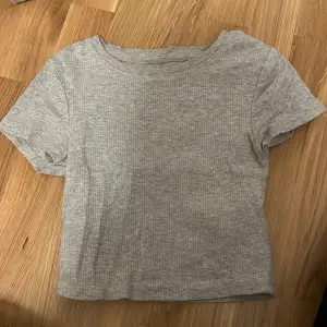 vanlig ribbad grå t-shirt från new yorker 