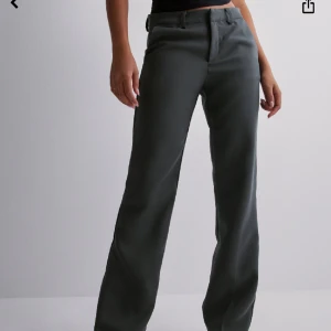 Kostymbyxor  - Supersnygga kostymbyxor från Nelly i en grå kulör, lowwaist och straight leg🩷 endast testade. Strl 36🩷 Nypris 499💕