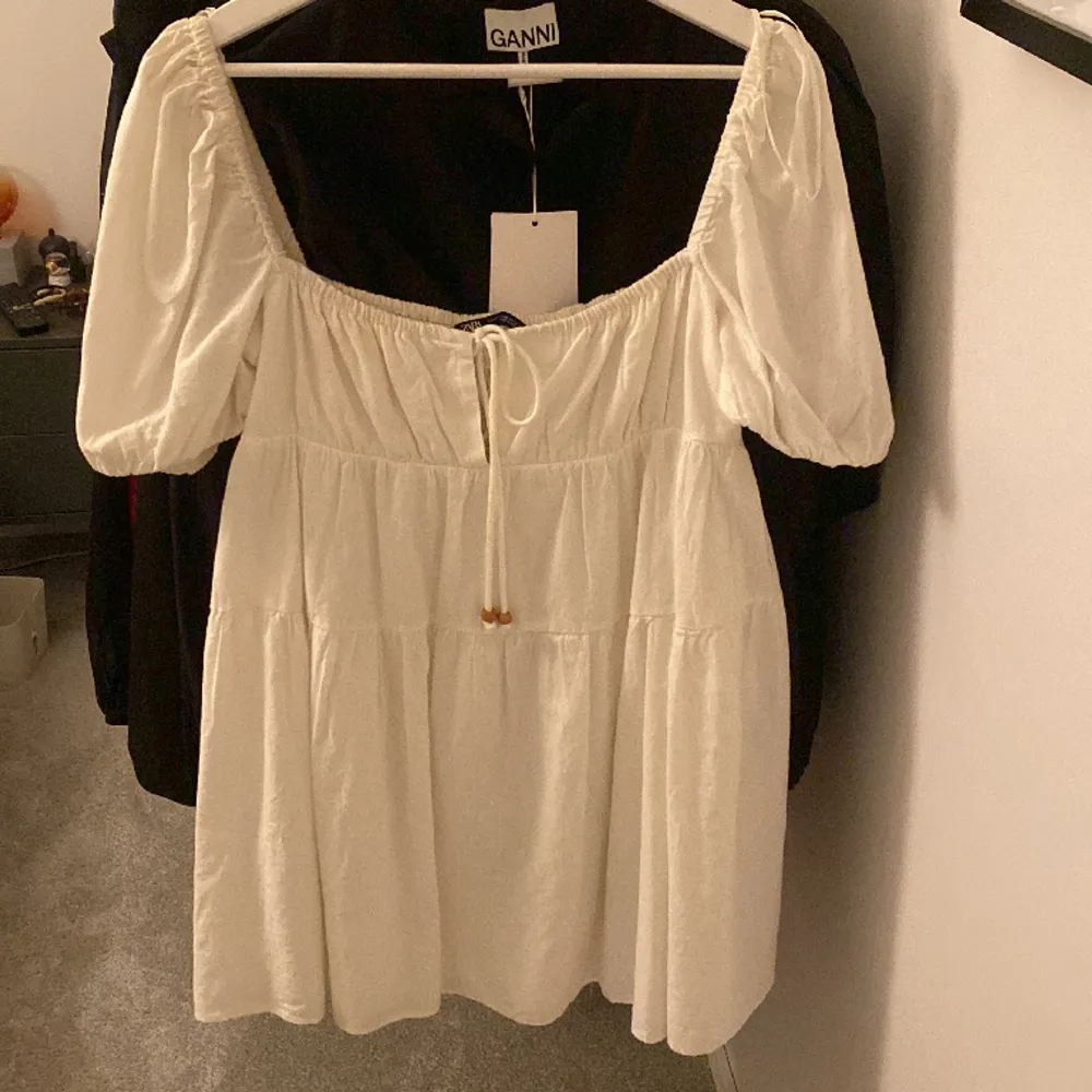 Jättefin vit klänning från zara som aldrig är använd💓 köpte den för ungefär 450kr och säljer den för 350kr och den är i storlek M men den passar även S. Klänningar.