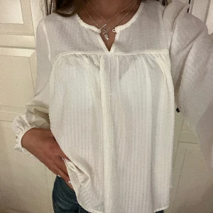 Blus - Säljer denna blusen från vila i en gräddvit färg💕