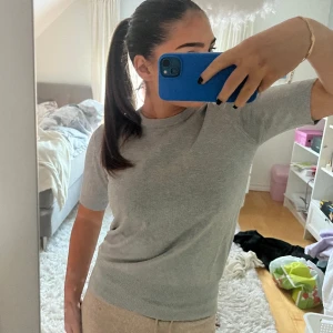 Stickad t shirt  - Söt stickad t shirt från Zara som är använd ca 2 ggr. 🩶🩶🩶Passar till allt och har ett sjukt najs material. Skriv till mig om ni har några frågor!