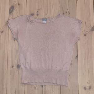 Fin tröja från HM i lite vintage stil😊tröjan är finstickad i en ljusrosa färg och i storlek S✨💗