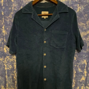 Nikben Frottétröja - Extremt skön piké från märket Nikben Storlek S. Ser lite mörkare ut i färgen på bilderna men kan skicka fler bilder vid intresse.:)