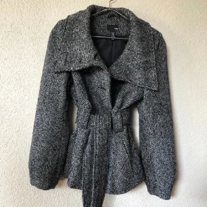 Söt kort kappa - Fin kort kappa med bälte i midjan, ballongärm🖤🖤