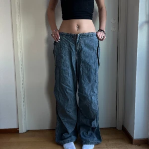Coola drawstring jeans - Jättefina baggy jeans från märket BDG-jeans (Urban outfitters) 🩶 Sparsamt använda men slitning vid byxben då de har varit lite långa för mig (163cm) 🩶 Nypris omkring 800kr 🩶