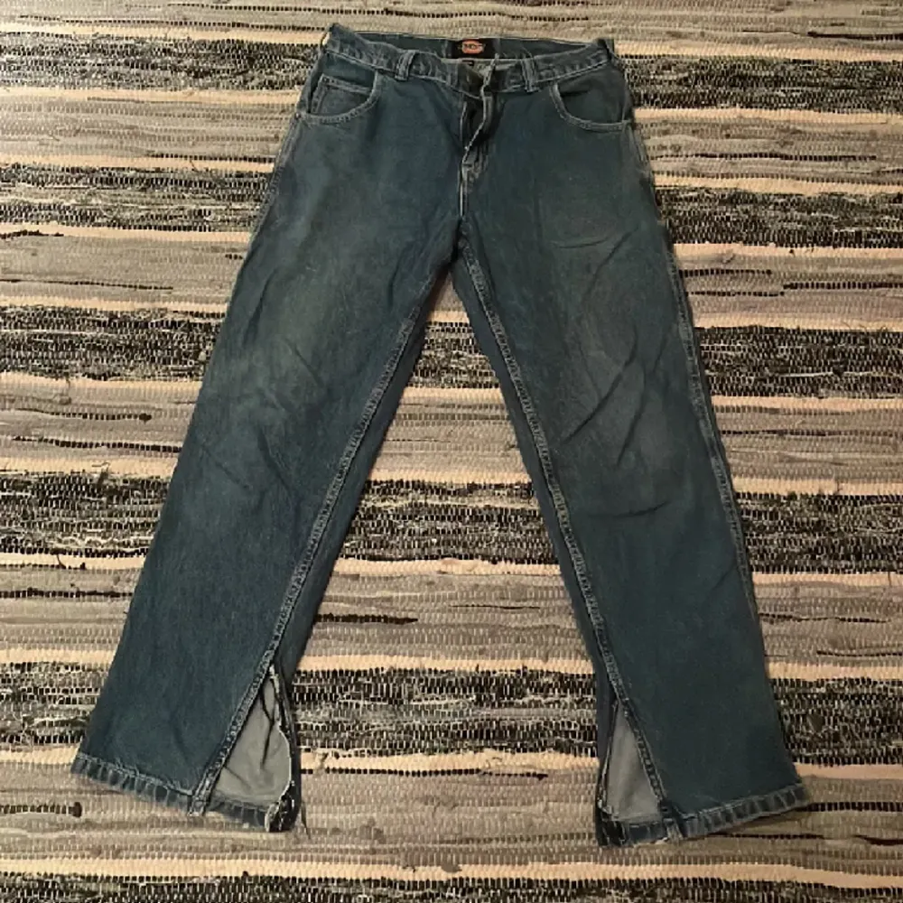 Säljer mina dickies jeans!💖 Dom har en slitning vid ena fickan och jag har gjort en slitt i benen.💕🙏. Jeans & Byxor.