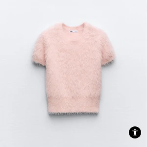 Rosa fluffig tröja  - Säljer denna fluffiga rosa tröja från Zara i helt nytt skick, endast använd 1 gång och har inga tecken på användning💗