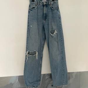 Zara vida jeans, avklippta nedtill för att passa ngn som är runt långt 171 då de var väldigt långa när jag köpte dem💙🤍