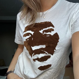 Cool t shirt - Cool t shirt med ett sammetstryck på framsidan, as snygg till ett par jeans