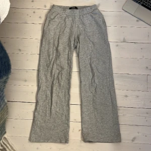 Low waist mjukisbyxa - Ljusgråa low waist mjukisbyxor från bikbok. Köparen står för frakt.