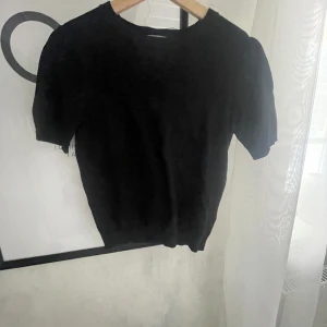 Stickad t-shirt - Svart t-shirt från h&m lik den från Zara💗Använd ett fåtal gånger men är i fint skick