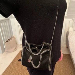 Stella McCartney Väska  - Säljer min Stella väska som är i mycket bra skick!! Så fin, köpt för 8500kr och säljer för 5500kr🤗 Den är som ny❤️