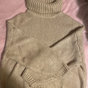 STICKAD TRÖJA - Stickad tröja från H&M med polokrage. Beige/rosa