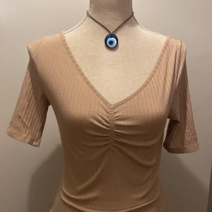 Beige coquette tshirt  - Köpt på NA-KD för ungefär 1 år sen, men knappt använt. Inga synliga defekter!💕Dm för intresse/frågor🩷