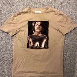 Limitato t shirt  - Tja,Säljer min limitato t shirt med ett skick på 8,5/10 tröjan är inte använd mycket. Kan tänkas mötas upp eller frakta.  St.M 