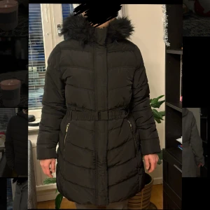 Varm vinterjacka - En varm svart vinterjacka med bälte och luva i storlek large. Ej slitet utan i väldigt bra skick. Köparen står för frakten💕