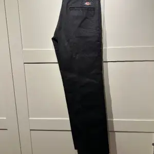 Oanvända byxor från Dickies storlek 30/30