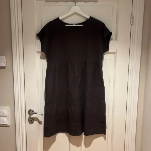 Grön klänning  - Grön klänning i storlek L men liten i storleken, snarare en M☺️