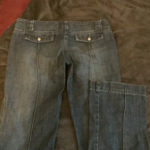 Lågmidjade miss sixty jeans - Ett par mörkblå väldigt lågmidjade miss sixty jeans som säljes främst för att de inte kommer till användning trots att de är skitsnygga. De är rätt så långa och gylfen har karborreband ist för knapp. Skriv ifall du e intresserad elr har nåra frågor! 