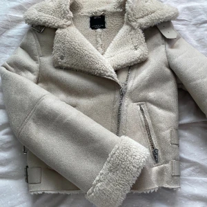 Skinnjacka - Ljus beige skinnjacka från bershka
