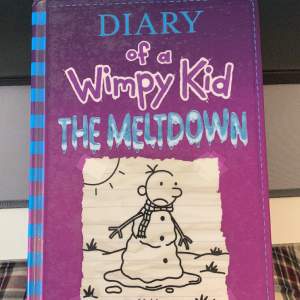 Säljer min engelska bok ”Diary of a wimpy kid” the meltdown. Den ser orörd ut men plasten har gått upp på baksidan på bild 2. 