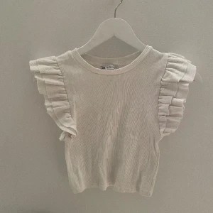 Topp från zara  - Söt topp ifrån zara i toppenskick🤍