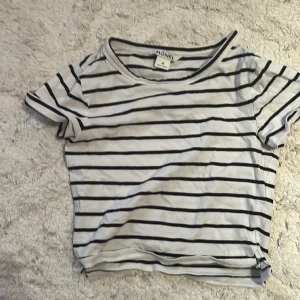 T-shirt  - En randig t-shirt från MONKL i storlek xs 