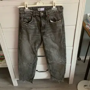 Jeans i grå urtvättad färg, mycket fint skick. Storlek 34, raka ben och knappar (ej dragkedja). 