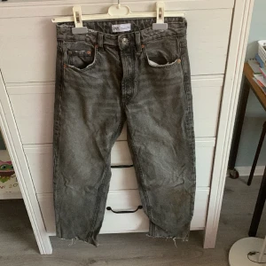 Jeans raka Zara - Jeans i grå urtvättad färg, mycket fint skick. Storlek 34, raka ben och knappar (ej dragkedja). 