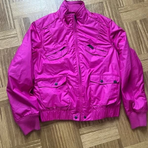 SOS Sportswear of Sweden , Skidjacka  - Nyskick, aldrig använd.  Cerise , Dam, Skidjacka, Storlek L