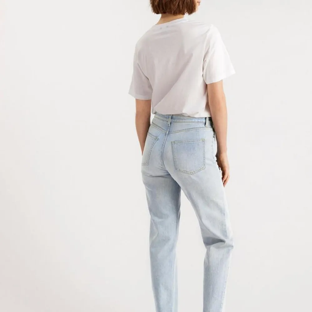 Jättefina jeans från lindex i modellen Nea normalhög midja  raka och croppade ben Knappt använda, orginalpris 399 kr Storlek 38 💙. Jeans & Byxor.