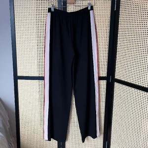 Vida byxor med slits i sidorna  - Resår bak  Slitsar, ca 10-15 cm vid varje ben  Revärer i sidorna   Fint använt skick utan anmärkningar 