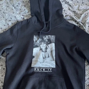 Hoodie - Säljer denna hoodie då den aldrig kommit till användning. Jättefint skick som ny.