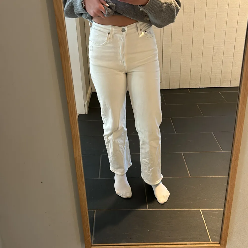 Ett par vita Levi’s jeans, endast använda fåtal gånger. Nypris 1319kr. Jeans & Byxor.