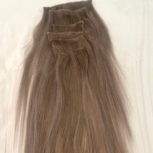 Mörkblont löshår - Säljer nu mitt tjocka löshår, som såklart är i äkta hår, det är clips och det är ungefär 160gram, färgen är mörkblond med lite ljusa slingor i,det kan även definieras som ljusbrunt med ljusa slingor i. Håret är från rapunzel och är cirka 37cm långt 