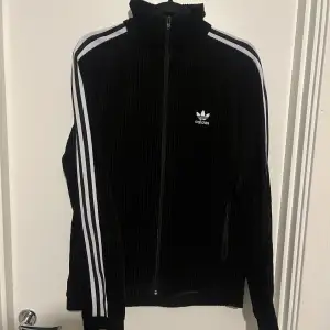 Adidas tröja i Manchester material! 